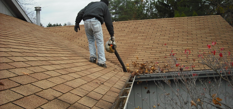 Cleaning house gutters